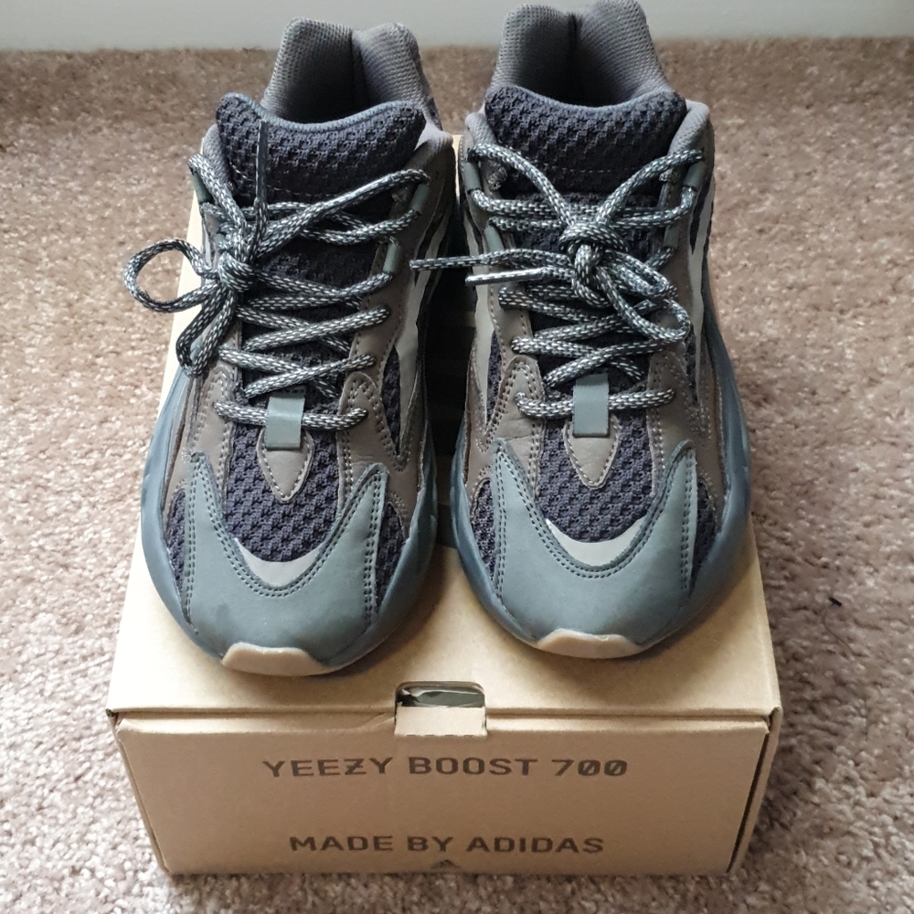 Yeezy 700 v2